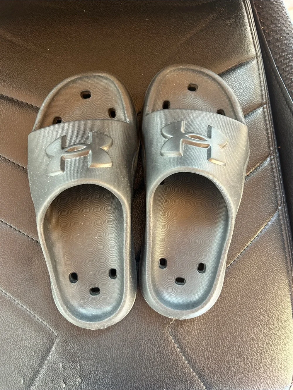 Under Armour Kids Black Slip-On Logo Slide Sandals Boys-youth size 4 LIKE NEW